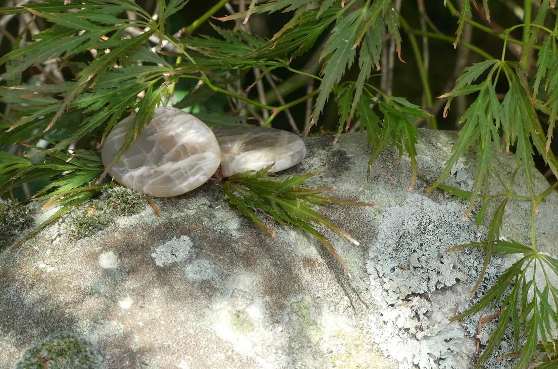 deux pierres naturelles posées sur un rocher