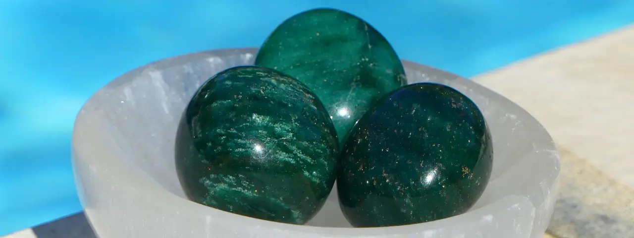 Aventurine verte dans un petit bol