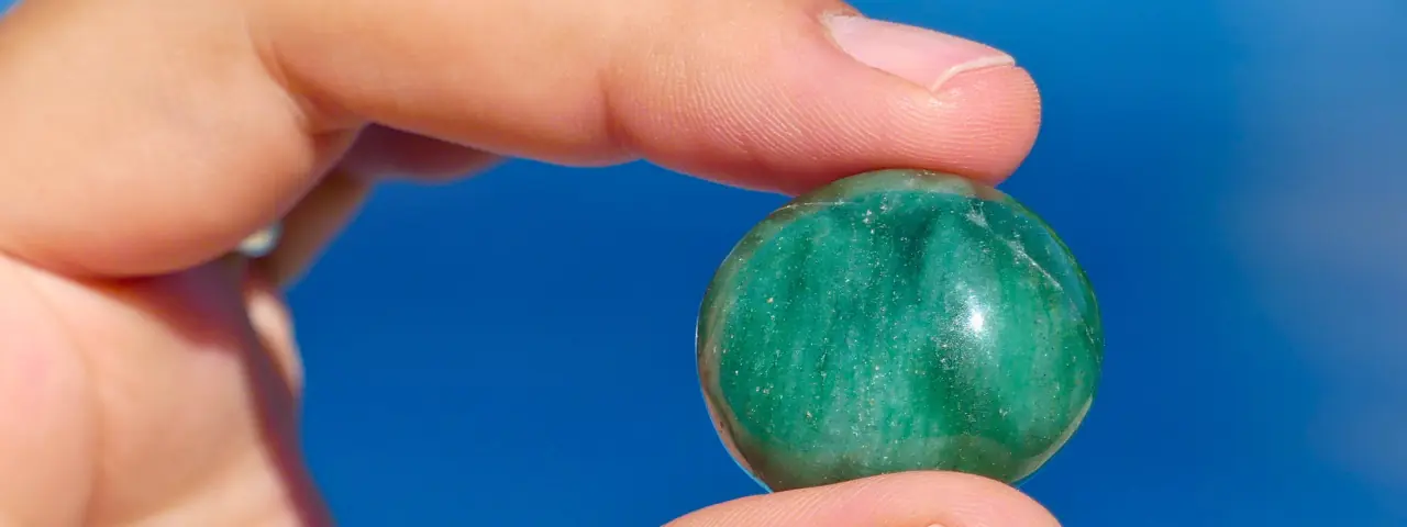 Aventurine verte entre les doigts