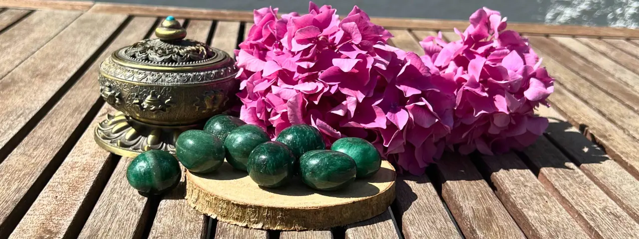 Aventurine verte posée sur une table de jardin