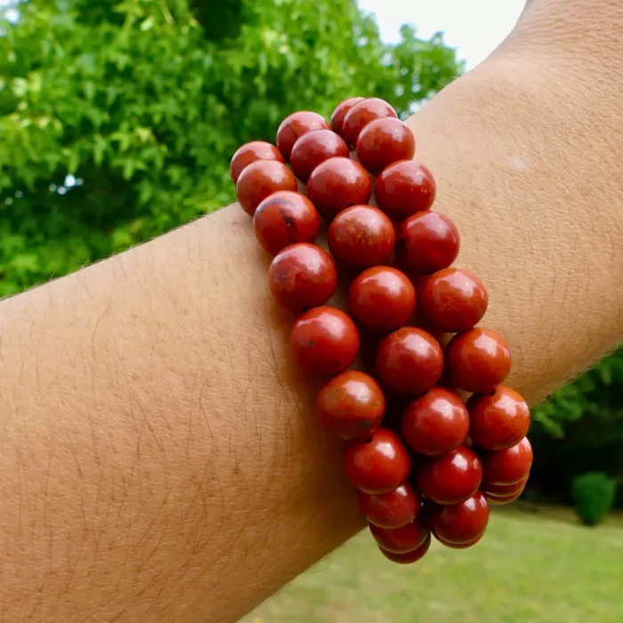 bracelet de jaspe rouge au poignet d'une jeune femme