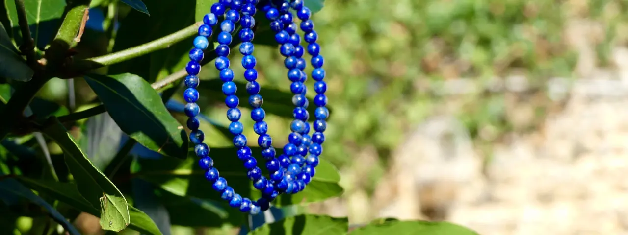 bracelet lapis lazuli près d'un mur au soleil