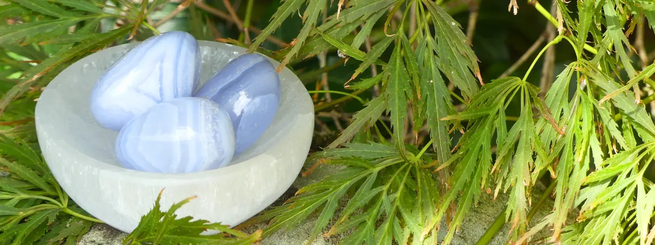 Calcédoine bleue dans un bol