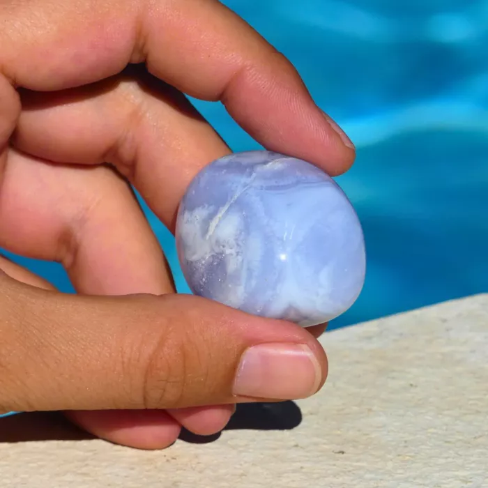 Gros plan sur une calcédoine bleue