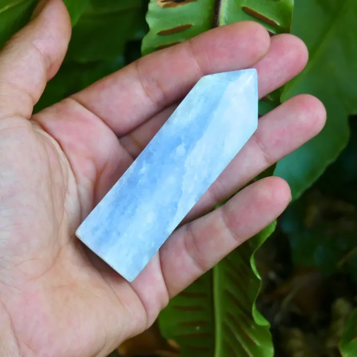 Une calcite bleue dans la main d'une jeune femme