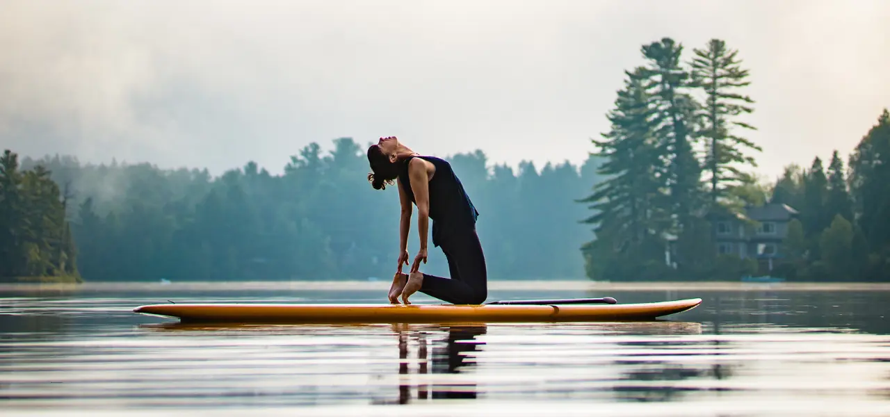 position de yoga ustrasana, activant le chakra du coeur