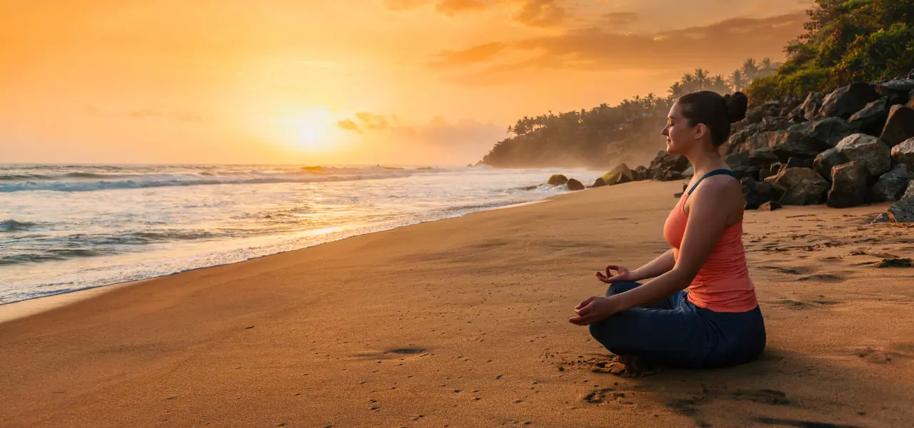 Sirsasana devant un couché de soleil, sur la plage