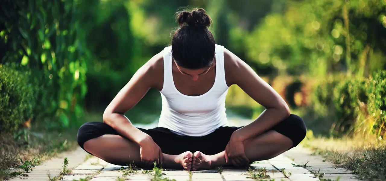 jeune femme en train de réaliser une séance de yoga