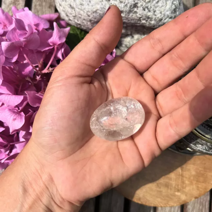 Un cristal de roche dans la paume d'une jeune femme