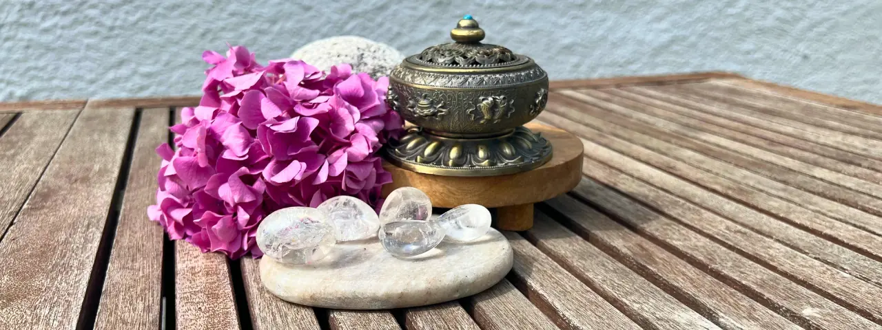 Cristal de roche posé sur une table en idée décoration