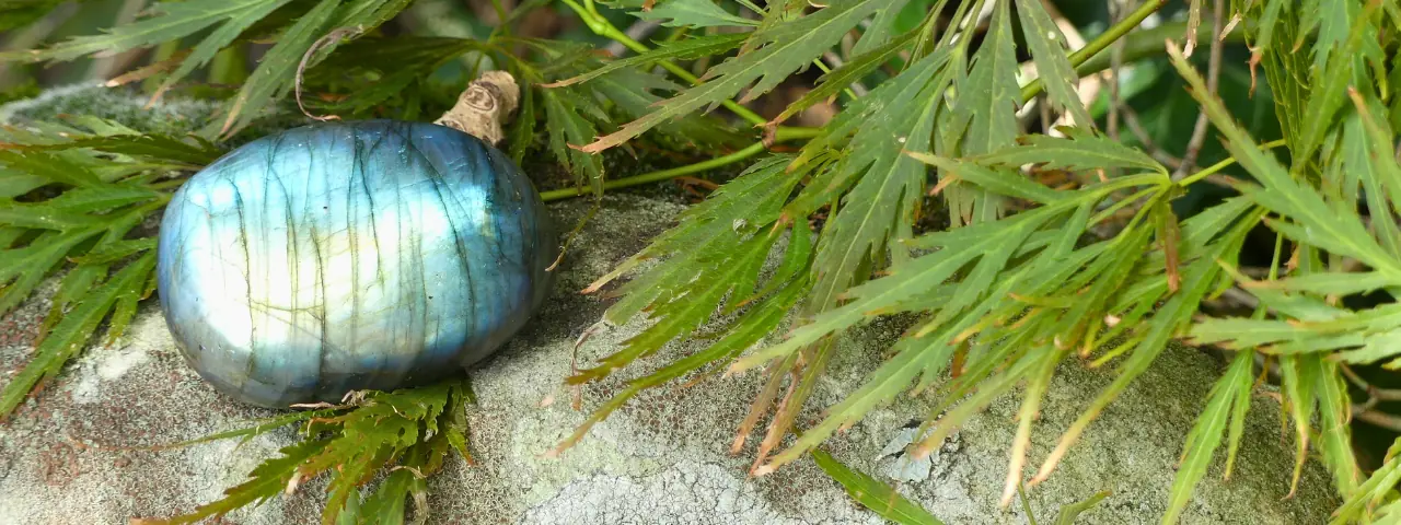 Un galet de labradorite posé sur un rochet