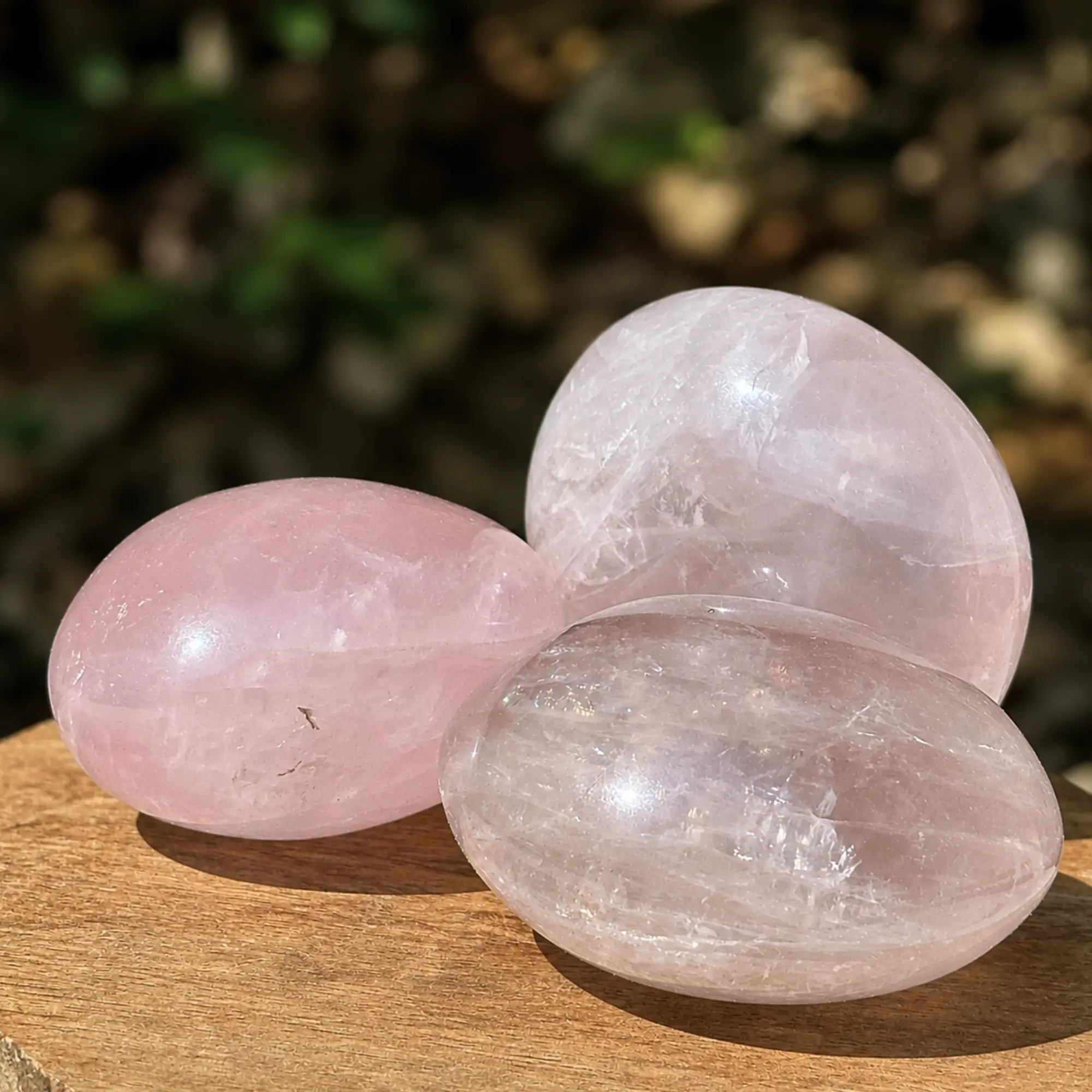 Galet de quartz rose posé sur une table