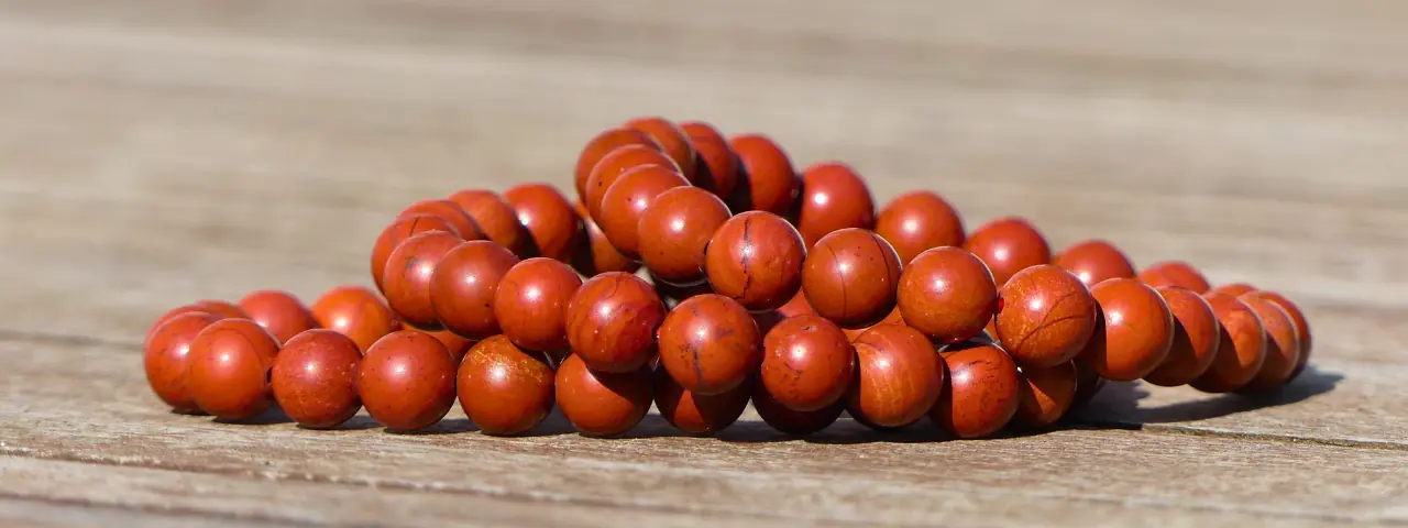 Plusieurs bracelets jaspe rouge