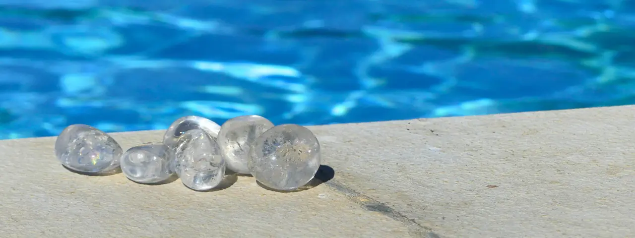 Pierre cristal de roche au bord d'une piscine