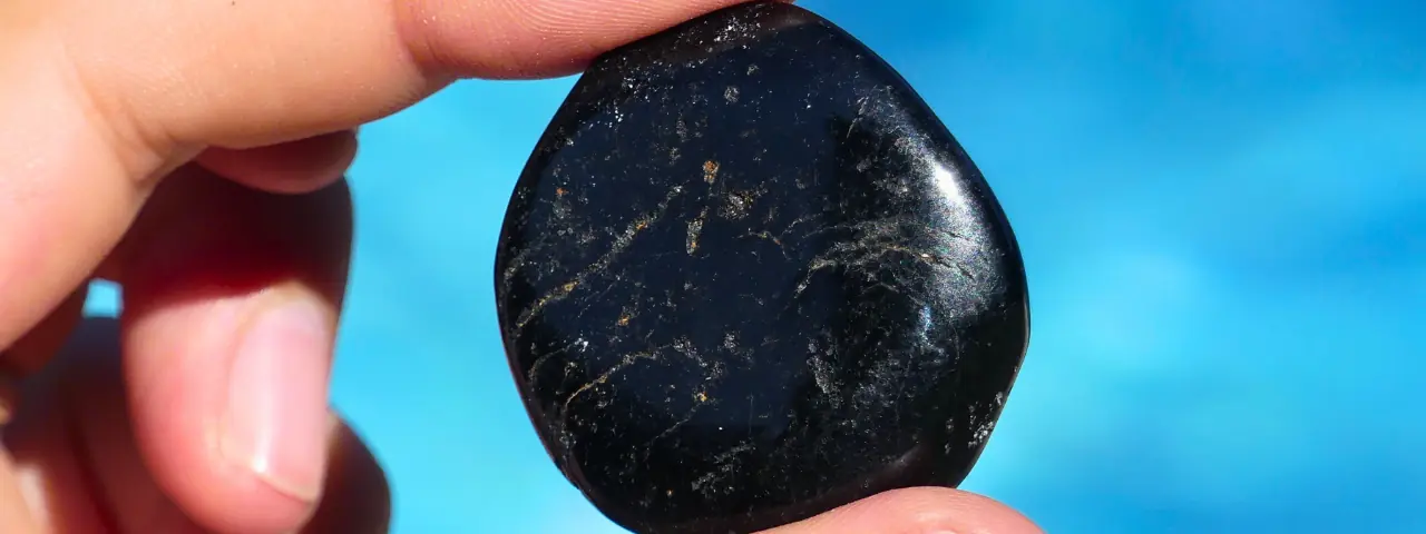 Gros plan sur une tourmaline plate