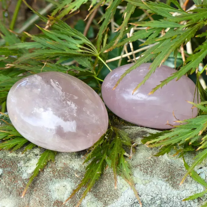 Pierre polie de quartz rose posé sur un rocher