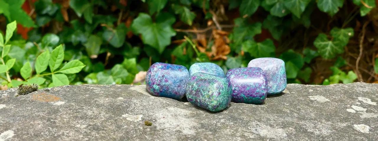 Rubis fuchsite et cyanite sur un rocher