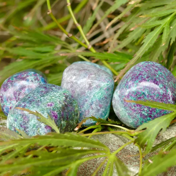 rubis fuchsite et cyanite posés dans l'herbe