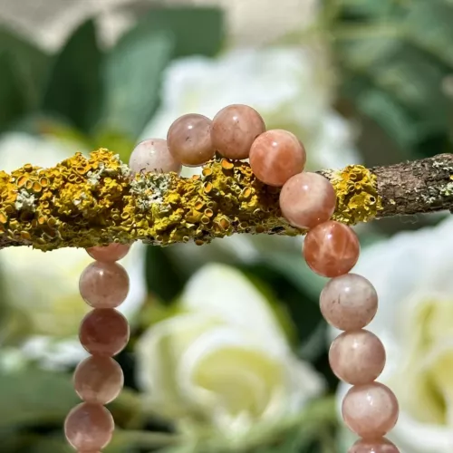Gros plan sur le bracelet pierre de soleil 6 mm