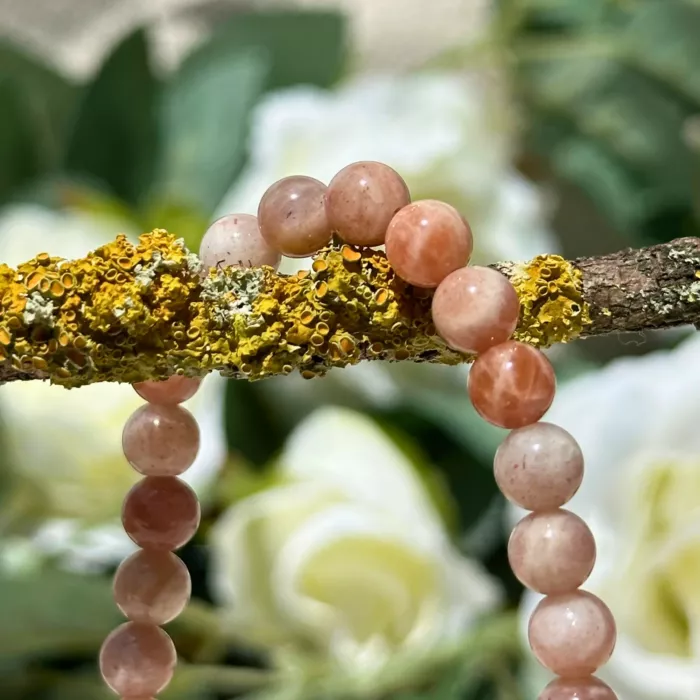 Gros plan sur le bracelet pierre de soleil 6 mm