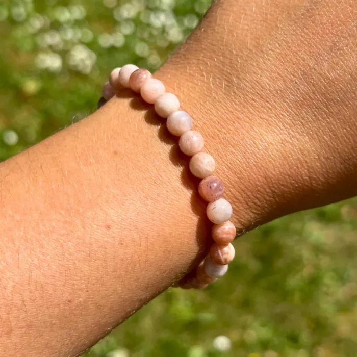 Jeune femme ayant un bracelet pierre de soleil 6 mm