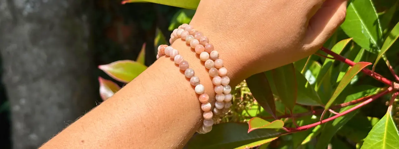 Jeune femme ayant trois bracelets pierre de soleil 6 mm