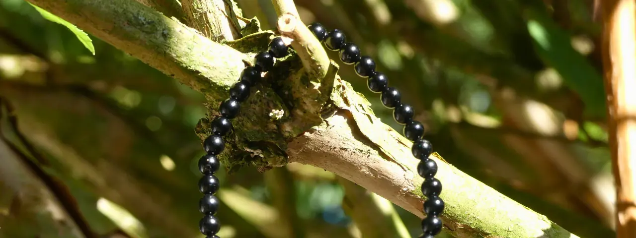 Bracelet tourmaline en 4 mm dans un arbre