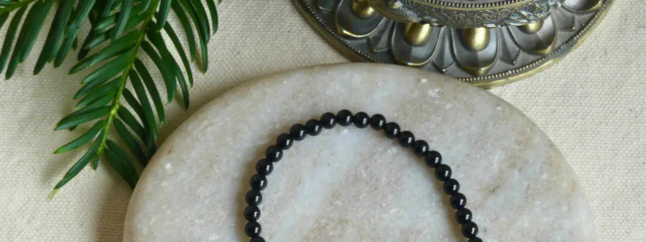 Bracelet tourmaline en 4 mm sur une pierre plate