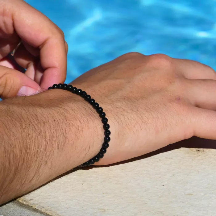 bracelet tourmaline près d'une piscine