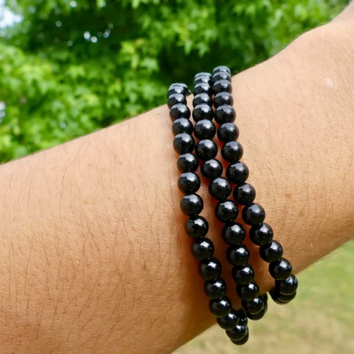 bracelet tourmaline au poignet d'une jeune femme