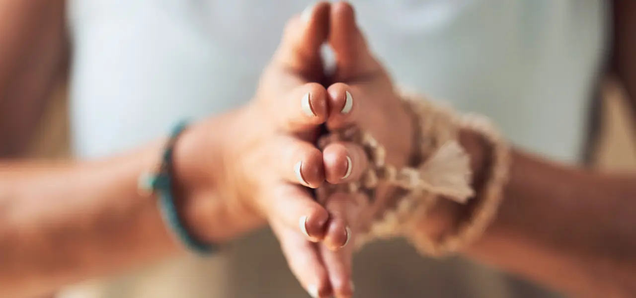 Jeune femme avec les mains jointes