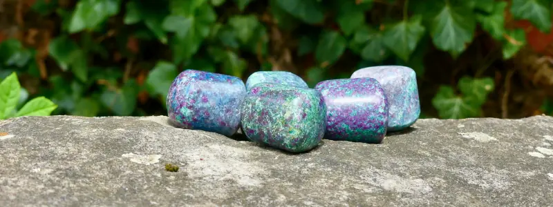 Cinq pierres de rubis fuchsite et cyanite sur un rocher au soleil