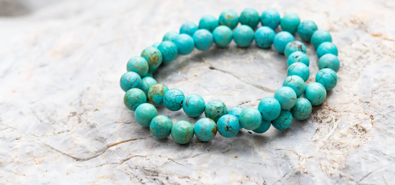 un bracelet turquoise en pierre naturelle