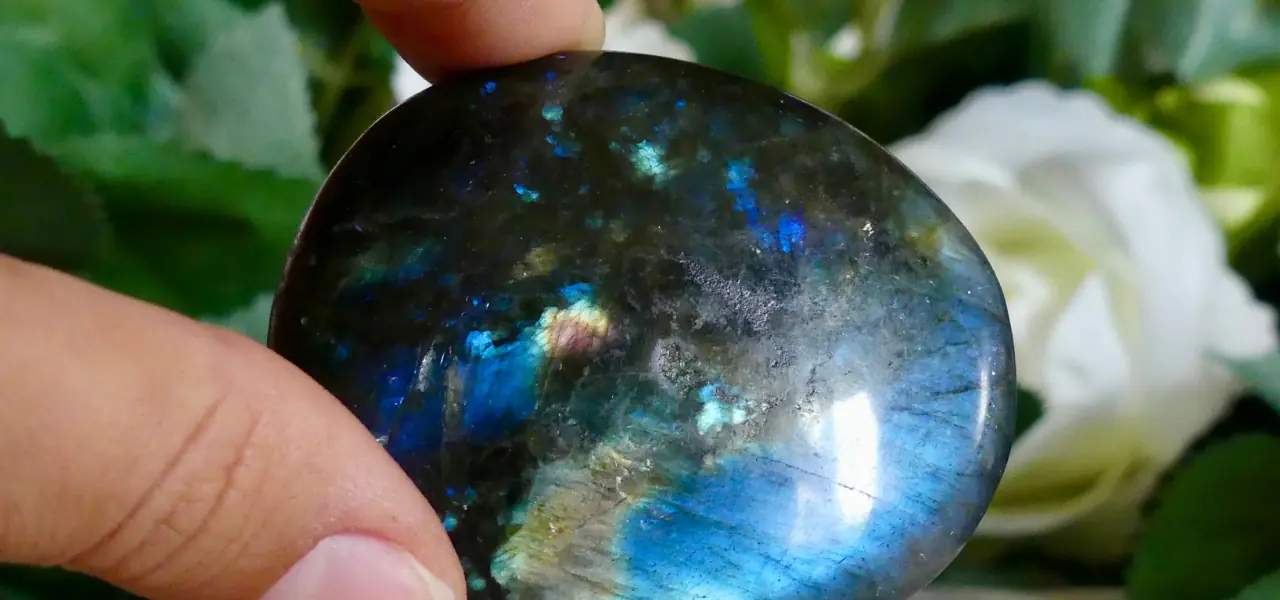 Une labradorite en gros plan