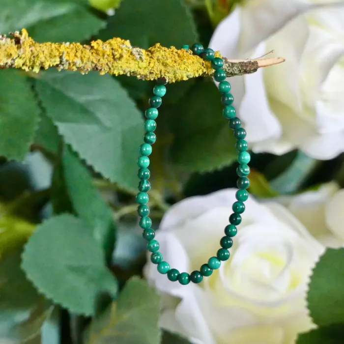 bracelet malachite 4 mm posé sur une branche