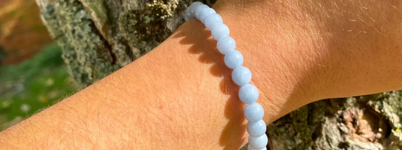 un bracelet angélite de 6 mm en gros plan
