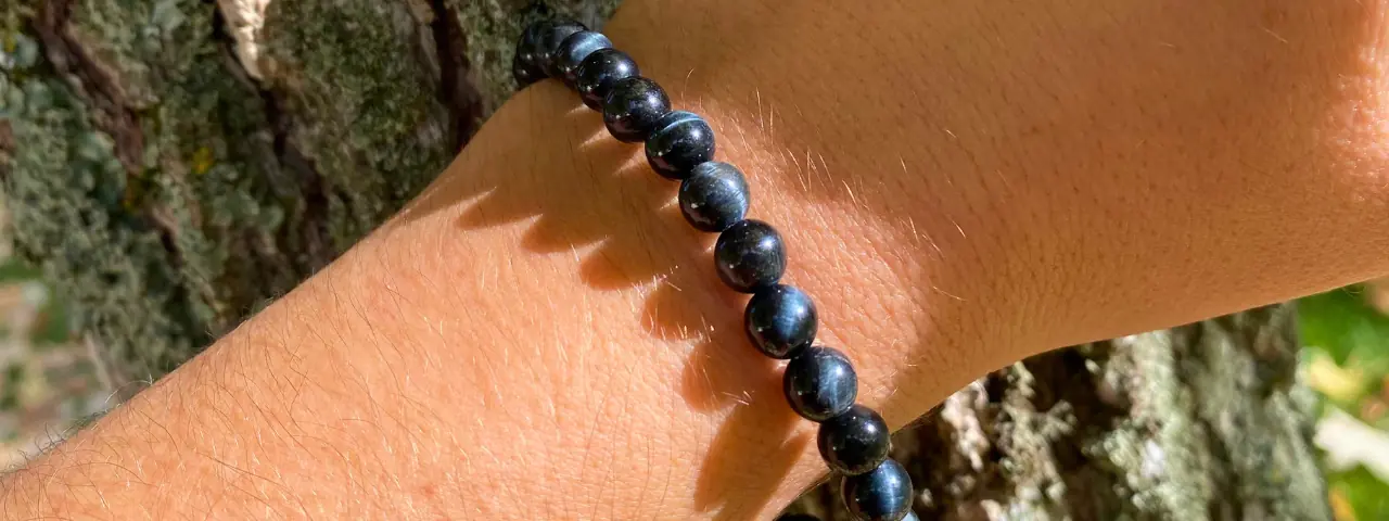 Bracelet oeil de faucon au poignet d'une jeune femme