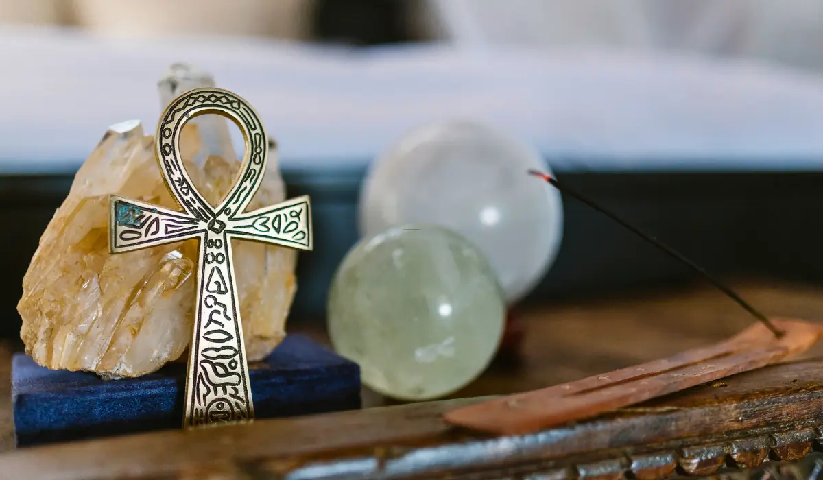 petit talisman en forme de croix de vie