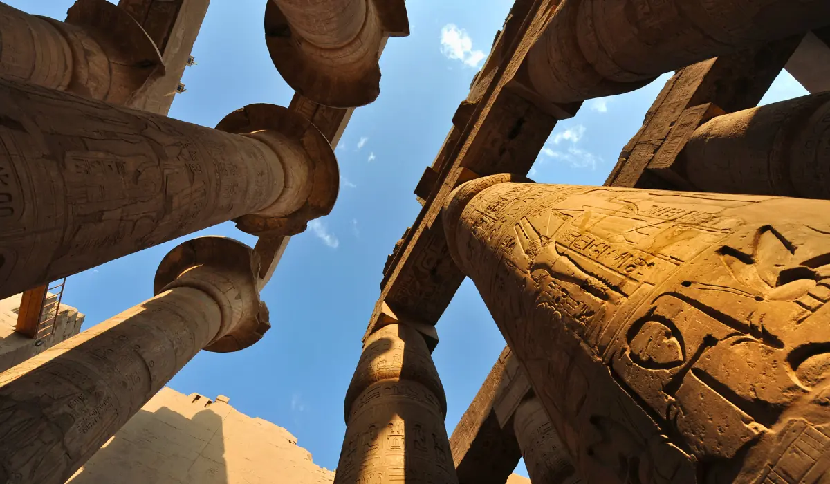 croix de vie sur un pilier d'un temple