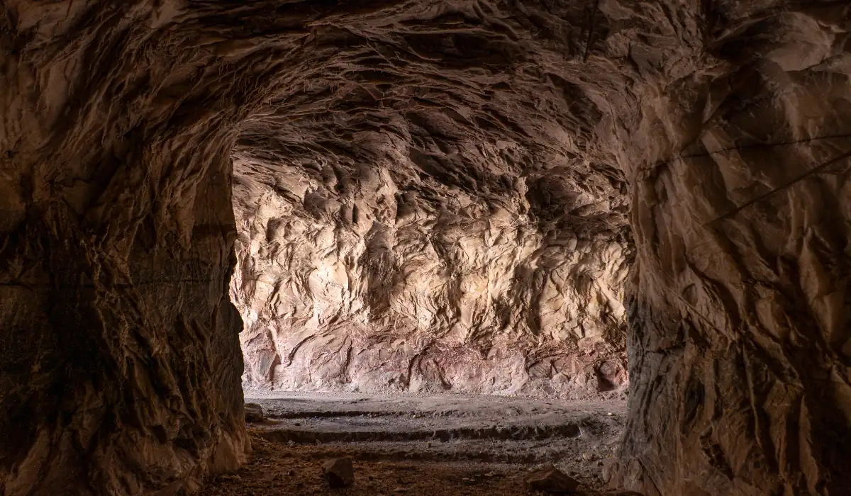 Caverne artificielle ayant permis le transport de minéraux extrait