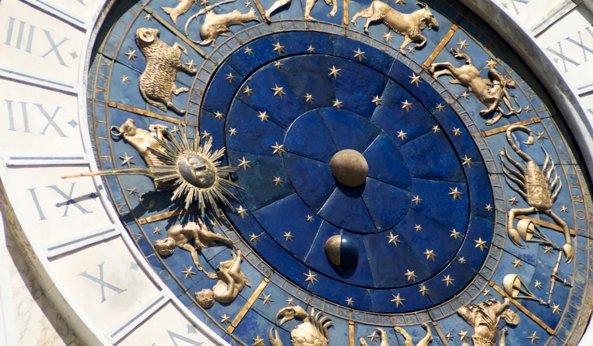 Horloge bleu avec signe astrologique doré