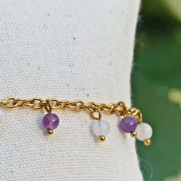 Bracelet Reliques n°1 sur son coussin en gros plan