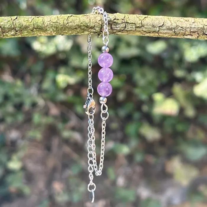 bracelet reliques n°2 améthyste sur une branche d'arbre