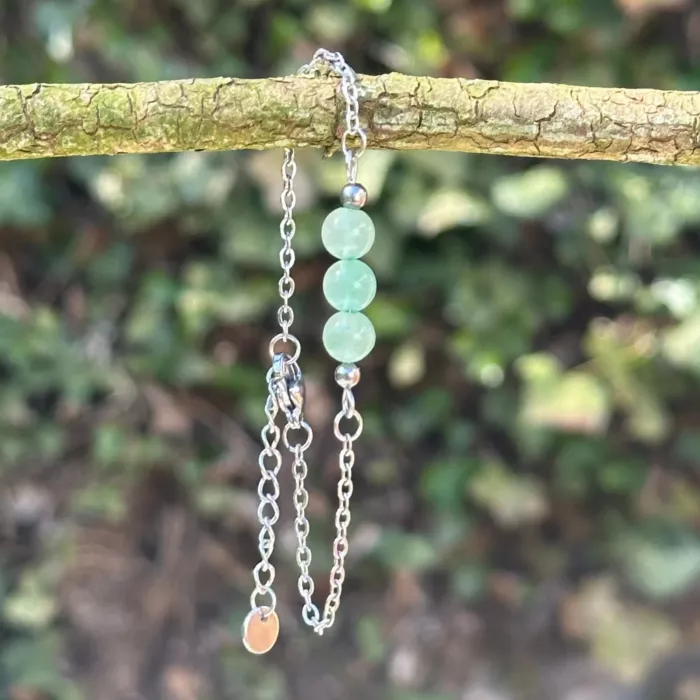 bracelet reliques n°2 aventurine verte sur une branche d'arbre