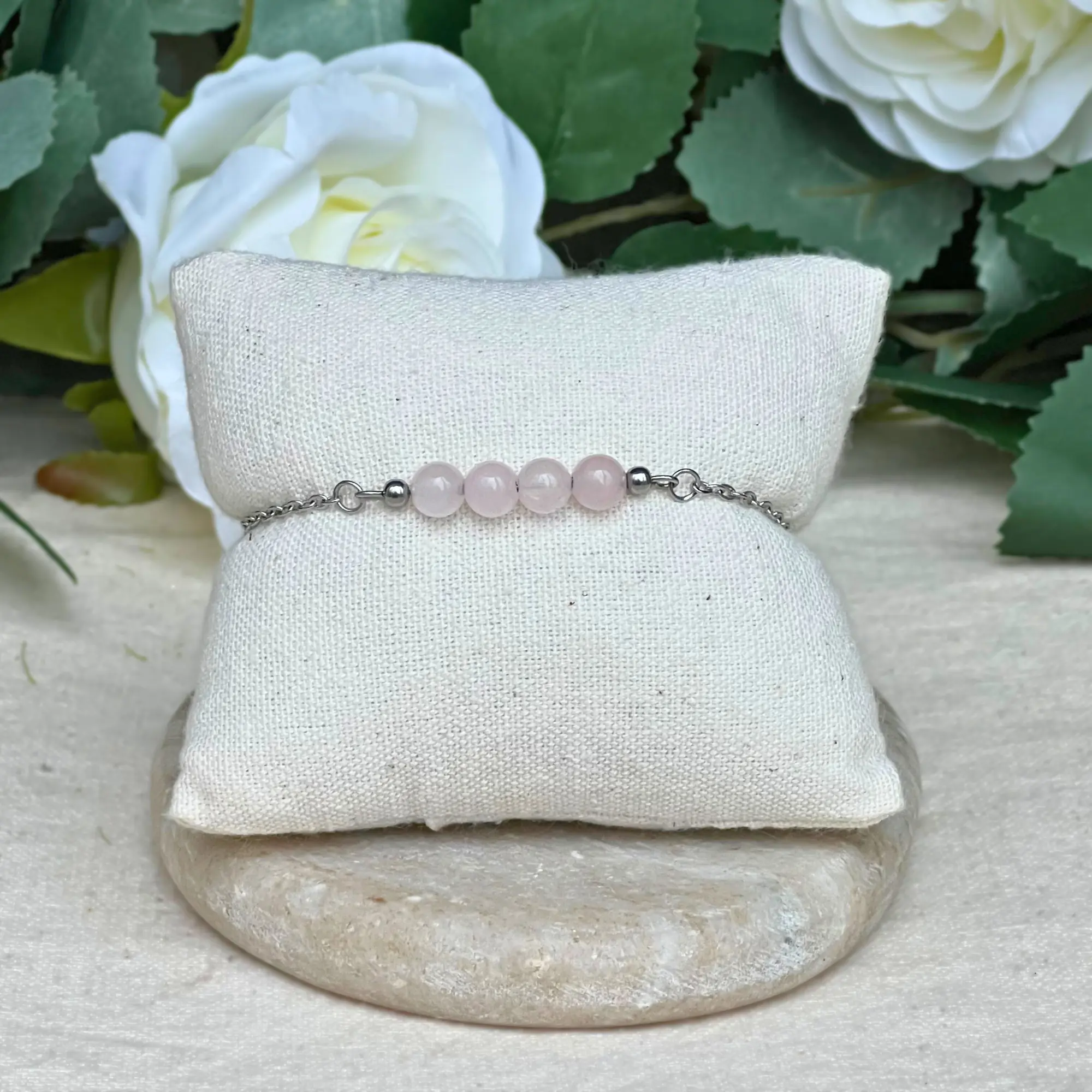 bracelet reliques n°2 autour d'un coussin