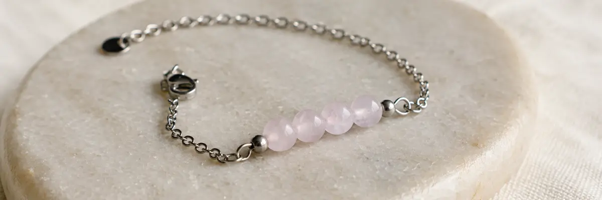 Bracelet Reliques n°2 posé sur une pierre
