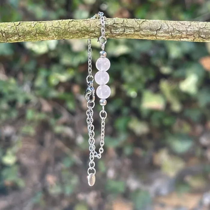 bracelet reliques n°2 quartz rose sur une branche d'arbre