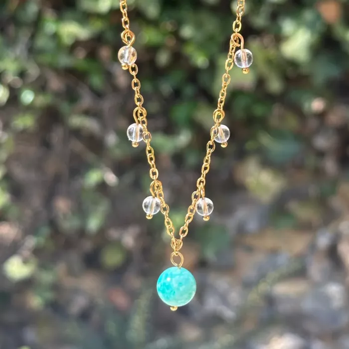 collier reliques n°1 amazonite sur une branche d'arbre