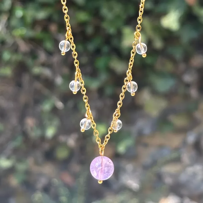 collier reliques n°1 améthyste sur une branche d'arbre