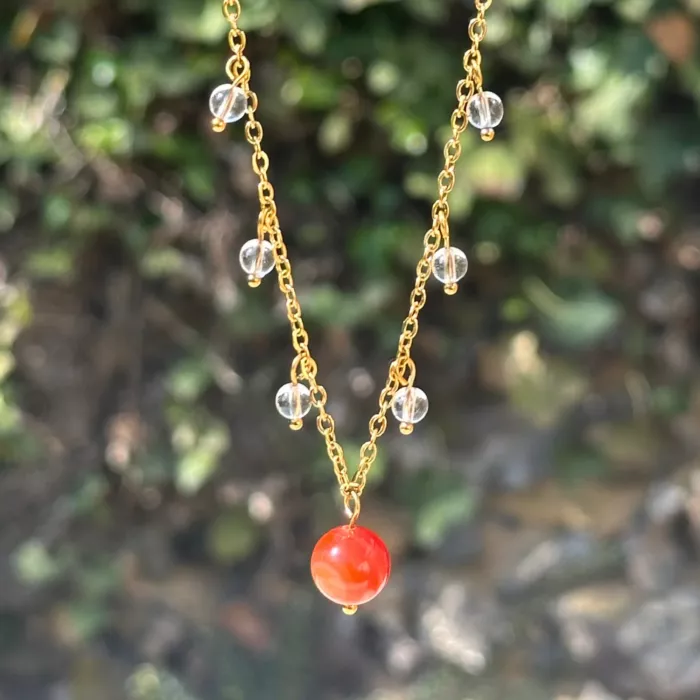 collier reliques n°1 cornaline sur une branche d'arbre